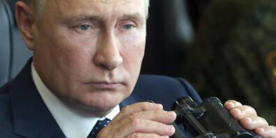 Russlands Präsident Wladimir Putin hält während seines Besuchs bei der gemeinsamen strategischen Übung der Streitkräfte von Russland und Belarus auf dem Truppenübungsplatz Mulino in der Region Nischni Nowgorod ein Fernglas in den Händen. Foto: Ser...