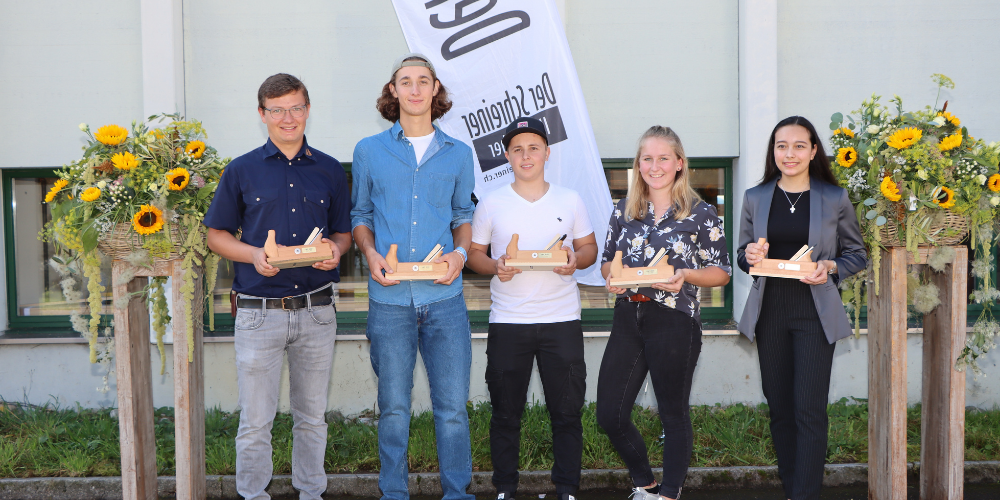 von links: Baltus Ritz, Andrin Caluori, Mike Eugster, Elea Oehy und Samantha Coray wurden in Gossau vom St.Galler Schreinerverband für ihre hervorragenden Leistungen geehrt. 