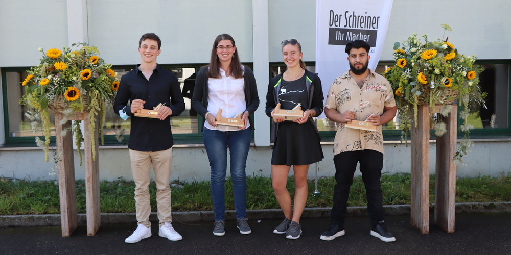 Remo Kaiser (v.l.), Corina Kläger, Angela Wagner und Kosolli Blendi wurden vom St.Galler Schreinerverband für ihre hervorragenden Leistungen ausgezeichnet.