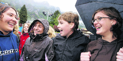 Junge Glarnerinnen jubeln nach dem Entscheid der Landsgemeinde in Glarus am 6. Mai 2007, das Stimmrechtsalter auf 16 Jahre hinunterzusetzen. 