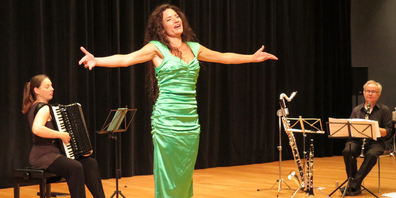 Sopranistin Stephanie Ritz (m.) mit Ines Callejas (l.) am Akkordeon und Urs Bamert an der Klarinette