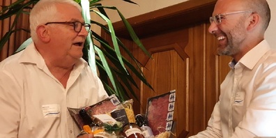 Der zurücktretende Peter Schuler nimmt nebst einem grossen Dank für sein Engagement auch ein Präsent entgegen.