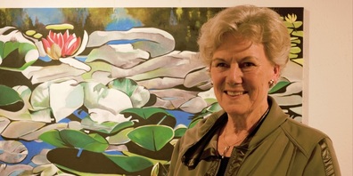 Ruth Zoller vor ihrem Gemälde.