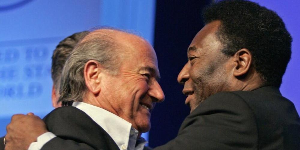 Der frühere brasilianische Fussball-Star Pelé hat nach einer Darmoperation die Intensivstation verlassen und befindet sich auf dem Weg der Genesung. Im Bild: Pelé (rechts) mit dem ehemaligen FIFA-Präsidenten Sepp Blatter. (Archivbild)