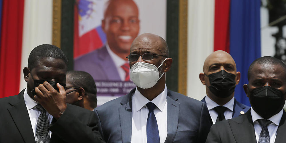 ARCHIV - Ariel Henry (M.), Haitis designierter Premierminister, und Interims-Regierungschef Claude Joseph (r) vor einem Porträt des ermordeten Präsidenten Jovenel Moise. Foto: Joseph Odelyn/AP/dpa