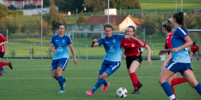Justyna Trzaskowski behauptet den Ball