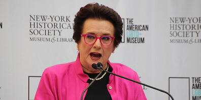 Die ehemalige Tennisspielerin Billie Jean King spricht bei der Grundsteinlegung für das LGBTQ+-Museum. Der Anbau an die New-York Historical Society soll 2024 eröffnet werden. Foto: Christina Horsten/dpa