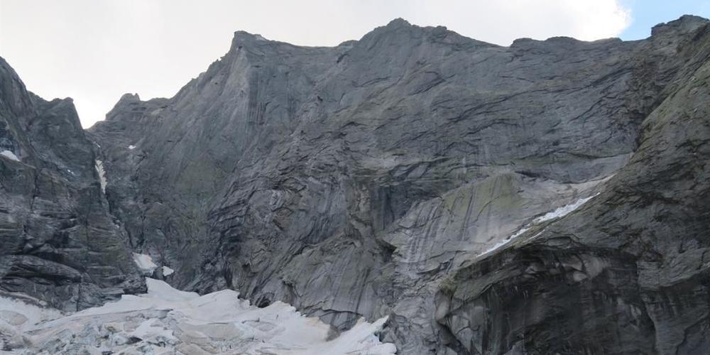 Die Bergsteiger stürzten in der Felswand am Piz Badile im Bergell ab, fielen auf den Gletscher und verschwanden in einer Gletscherspalte.