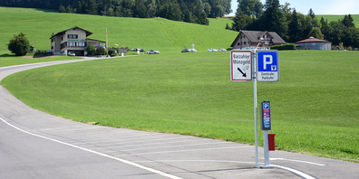 Laut dem Newsletter des Preisüberwachers wurde auf dem Parkplatz Büel am Fusse des Etzels ob Schindellegi per 22. September die gehobene Grundgebühr deutlich angepasst: Die erste Stunde kostet nun 1.50 anstatt 5 Franken. 