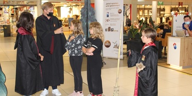 Moderator Reto Scherrer interviewt die Kinder, er will herausfinden, welches Kind wohl der grösste Fan von Harry Potter ist.