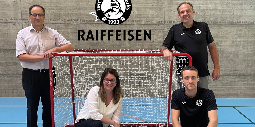 Freuen sich über die Verlängerung der Partnerschaft: links René Gebert und Petra Fux (Raiffeisen), rechts Fido Hartmann und Adrian Gebert (Sharks).