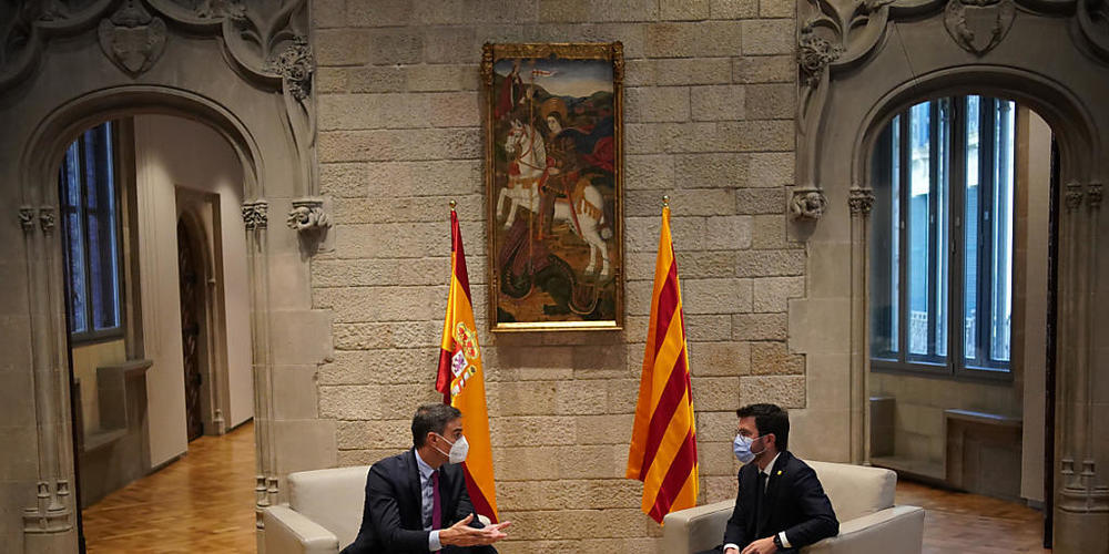 Pedro Sanchez (l), Ministerpräsident von Spanien, und Pere Aragones, Regierungschef von Katalonien, treffen sich im Palau de la Generalitat, Sitz der katalanischen Regierung. Nach eineinhalbjähriger Unterbrechung wurden die Gespräche zwischen Span...