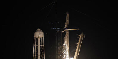 Eine SpaceX Falcon 9 Rakete mit vier Privatpersonen an Bord hebt von der Rampe 39A des Kennedy Space Centers ab. Foto: Chris O'meara/AP/dpa