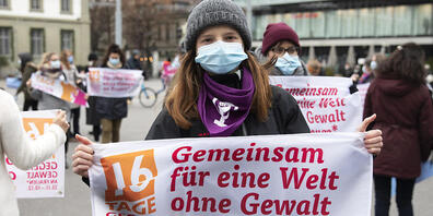 Frauen und Kinder, die in der Schweiz Gewalt ausgesetzt sind, können in Frauenhäusern Unterschlupf finden. Die Plätze sind jedoch rar. (Archivbild)