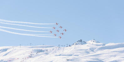 Nach einem spektakulären, aber glimpflich verlaufenen Unfall einer Kunstflugstaffel im Februar 2017 in St. Moritz muss sich der damalige Leiter des PC-7-Teams vor dem Militärgericht verantworten. (Symbolbild)
