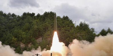 HANDOUT - Dieses von der nordkoreanischen Regierung am 16. September 2021 zur Verfügung gestellte Foto zeigt einen Raketentest, der am 15. September 2021 von einem Zug aus an einem nicht genannten Ort in Nordkorea durchgeführt wurde. Foto: Uncredi...