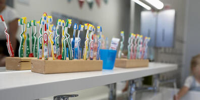 Für Kinder-Betreuungskosten sollen Eltern künftig bis zu 25'000 Franken von der direkten Bundessteuer abziehen können. Das hat das Parlament beschlossen. (Archivbild)