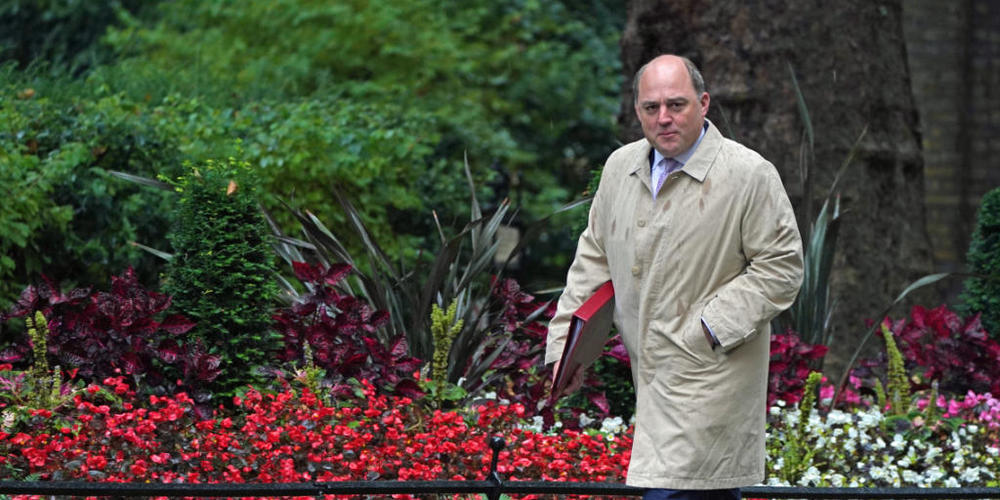 FILED - Der britische Verteidigungsminister, Ben Wallace, auf dem Weg zur Kabinettssitzung. Wallace weist gegenüber Sky News Frankreichs Kritk am U-Boot-Deal zwischen Großbritannien, der USA und Australien zurück. "Wir haben keine Veranlassung, di...