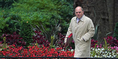 FILED - Der britische Verteidigungsminister, Ben Wallace, auf dem Weg zur Kabinettssitzung. Wallace weist gegenüber Sky News Frankreichs Kritk am U-Boot-Deal zwischen Großbritannien, der USA und Australien zurück. "Wir haben keine Veranlassung, di...