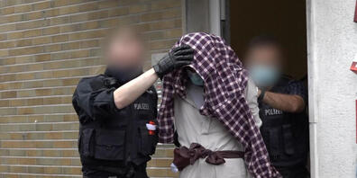 dpatopbilder - Ein Mann wird im Zusammenhang mit dem mutmaßlich geplanten Anschlag auf die Hagener Synagoge von Polizisten abgeführt. Foto: Alex Talash/dpa - ACHTUNG: Personen wurden aus rechtlichen Gründen gepixelt