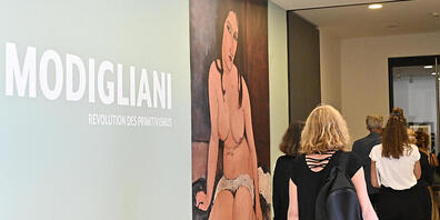 Besucherinnen und Besucher stehen am Eingang der Wiener Albertina anlässlich einer Presseführung zur Ausstellung «Modigliani - Picasso. Revolution des Primitivismus». Foto: Hans Punz/APA/dpa