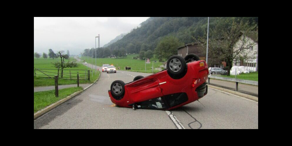 Das Auto des 21-Jährigen kam nach der Kollision auf dem Dach zu liegen. 