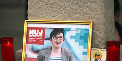 ARCHIV - Kerzen stehen neben dem Bild der Journalistin Lyra McKee, die während der Unruhen in Londonderry am 18. April 2019 erschossen wurde. Rund zweieinhalb Jahre nach dem Tod der Journalistin Lyra McKee in Nordirland sind zwei Männer wegen Mord...