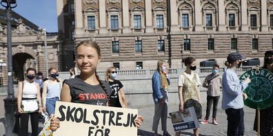 dpatopbilder - ARCHIV - Greta Thunberg, Klimaaktivistin aus Schweden, hält ein Schild mit der Aufschrift «Skolstrejk För Klimatet» («Schulstreik für das Klima»). Thunberg wird zu den angekündigten internationalen Klimaprotesten von Fridays for Fut...
