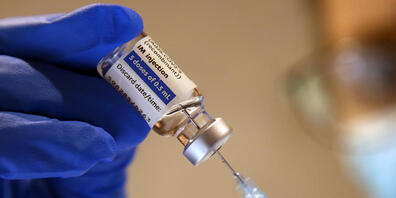 ARCHIV - Eine Arzthelferin zieht in einer Praxis einer Hausärztin eine Spritze mit dem Corona-Impfstoff Janssen von Johnson  Johnson gegen das Coronavirus auf. In Frankreich sind 70 Prozent der Menschen vollständig gegen das Coronavirus geimpft. F...