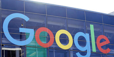 ARCHIV - Das Logo von Google an der Fassade des Hauptsitzes des Mutterkonzerns Alphabet. Zu Beginn der Parlamentswahl in Russland haben Google und Apple die App zum Protestwahl-Verfahren der «schlauen Abstimmung», das vom inhaftierten Kremlgegner ...