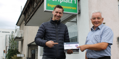Dominik Summer (links) mit Gemeindepräsident Roland Wälter