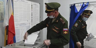 Russische Beamte geben während der Parlamentswahlen in Rostow am Don ihre Stimme in einem Wahllokal ab. Nach Beschwerden über erzwungene Stimmabgaben bei der Parlamentswahl in Russland hat die Zentrale Wahlkommission am Samstag eine Prüfung der Vo...