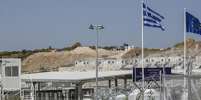 Zu sehen ist das Haupttor des neu eingerichteten Flüchtlingslagers auf der Insel Samos. Das Lager auf der griechischen Insel soll 3000 Menschen Platz bieten. Die Anlage liegt rund fünf Kilometer vom einstigen provisorischen Lager nahe des Ortes Va...