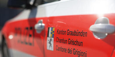 In Laax sind zwei Personen bei einem Verkehrsunfall gestorben. Sie wurden im Auto eingeklemmt, das gegen eine Mauer prallte. Der Fahrer überlebte schwerverletzt. Die Kantonspolizei Graubünden ermittelt die genauen Umstände, die zu dem Unfall führt...