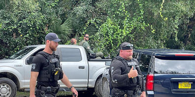Auf diesem vom North Port Police Department zur Verfügung gestellten Bild suchen Polizisten im weitläufigen Carlton Reserve in Sarasota, Florida, nach Brian Laundrie. Laundrie wird im Zusammenhang mit dem Verschwinden seiner Freundin, Gabrielle "G...