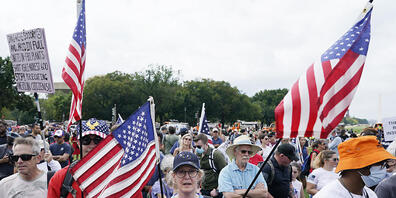 Anhänger des ehemaligen US-Präsidenten Trump nehmen an einer Demonstration in der Nähe des Kapitols in Washington teil. Foto: Gemunu Amarasinghe/AP/dpa