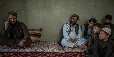 Der Sprecher der Taliban für Kundus, Matiullah Ruhani, wird während eines Telefonats beobachtet. Die militant-islamistischen Taliban haben Deutschland und andere Staaten um Hilfe gebeten. Es könne sich um «jede Art von humanitärer Unterstützung» h...