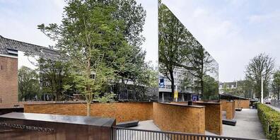 Das National Holocaust Memorial of Names an der Weesperstraat vom US-Architekten Daniel Libeskind. Am Sonntag it nach mehr als 76 Jahre nach Ende des Zweiten Weltkrieges und jahrelangem Rechtsstreit in Amsterdam das Nationale Holocaust Denkmal ein...
