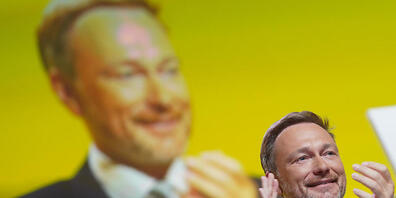 Christian Lindner, Parteivorsitzender der FDP, applaudiert beim Außerordentlichen Bundesparteitag der FDP. Eine Woche vor der Bundestagswahl in Deutschland haben sich FDP und Grüne mit Parteitagen ein Fernduell um den richtigen Kurs in der Klimapo...