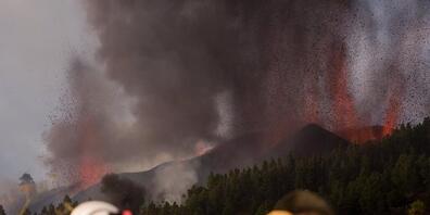 Feuerwehrmänner sind bei dem Vulkan Cumbre Vieja auf der kanarischen Insel La Palma im Einsatz. Foto: Arturo Jimenez/dpa