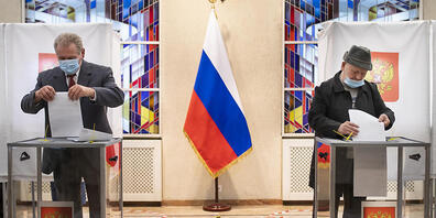 dpatopbilder - Russische Bürger geben ihre Stimmzettel in der Botschaft im litauischen Vilnius ab. Foto: Mindaugas Kulbis/AP/dpa