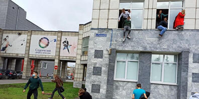 Studenten springen während einer Schießerei aus dem Fenster einer Universität. Ein Mann hat in der russischen Stadt Perm am Ural in einer Universität um sich geschossen und mehrere Menschen getötet. Foto: Alexey Romanov/Sputnik/dpa