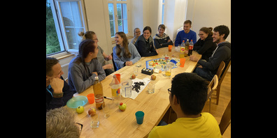 Den ersten Belastungstest hat der Stubentisch in der neu gegründeten WG bereits bestanden: 16 Personen sassen am Sonntagnachmittag daran.