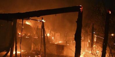 Feuer brennt außerhalb des überfüllten Flüchtlingslagers am Hafen von Vathy auf der ostägäischen Insel Samos, Griechenland. Am späten Sonntagabend ist aus bisher unbekannten Ursachen im alten Flüchtlingslager auf der griechischen Insel Samos in Br...