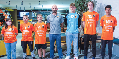 Die Juniorin und die Junioren der Kadetten Schaffhausen freuen sich mit Marco Lüthi über die neuen Tenüs.