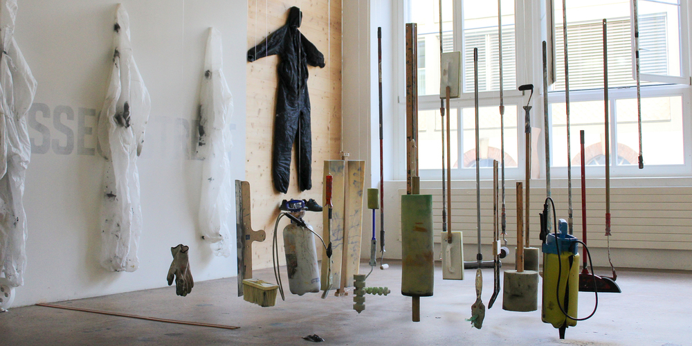 Zwischen Stuhl und Bank – im Innenhof des Kammgarn West in Schaffhausen präsentierten die Künstlerinnen und Künstler ausgefallene Farb-Performances der besonderen Art.