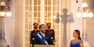 HANDOUT - Auf diesem vom Pr&#8240;sidentenamt von El Salvador zur Verf &#807;gung gestellten Bild spricht Nayib Bukele (M.), Pr&#8240;sident von&#8224;El Salvador, w&#8240;hrend seine Frau Gabriela RodrÌguez de Bukele (r) ihm zuh&#710;rt. Foto: Il...