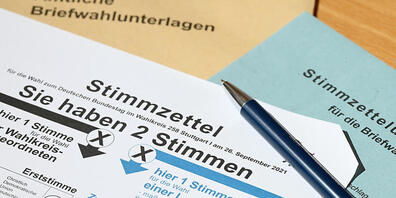 ARCHIV - Ein Stimmzettel für die Briefwahl zur Bundestagswahl in Deutschland. Foto: Bernd Weißbrod/dpa