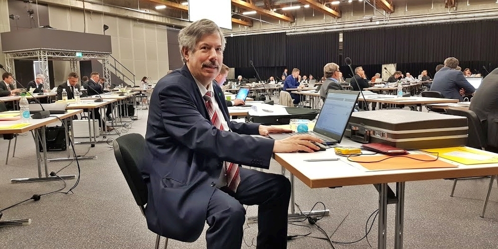Der Rapperswil-Joner Politiker Christopher Chandiramani berichtet direkt aus dem St.Galler Kantonsrat.