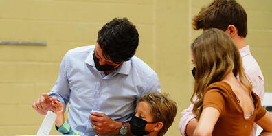 Kanadas Premier Justin Trudeau (l) gibt gemeinsam mit seinem Sohn Hadrien seine Stimme ab. Foto: Sean Kilpatrick/The Canadian Press via ZUMA/dpa